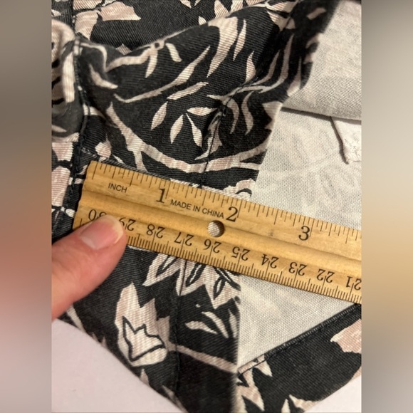 Volcom Womens Short Shorts Juniors Size 7 Floral Cotton Casual Low Rise Shortie - Picture 7 of 8